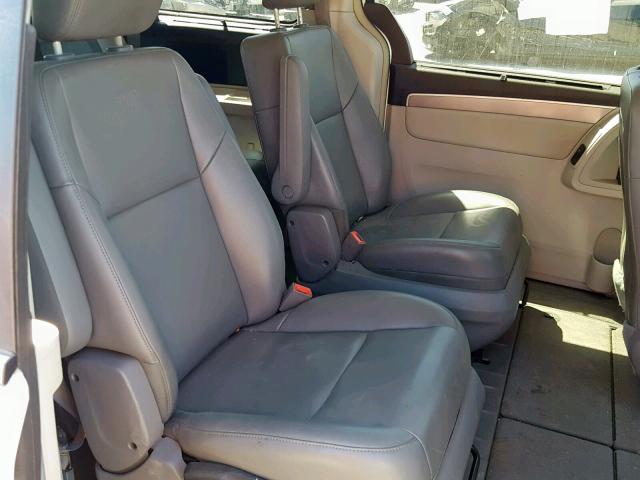 2V4RW3DG5BR740432 - 2011 VOLKSWAGEN ROUTAN SE SILVER photo 6