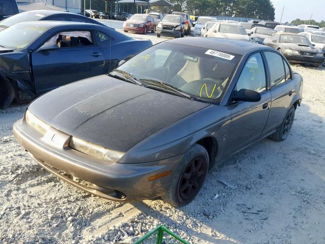 1G8ZG528XWZ262481 - 1998 SATURN SL1 GRAY photo 2