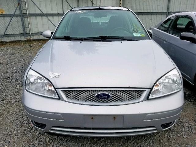 1FAHP38Z25W294353 - 2005 FORD FOCUS ZX4 SILVER photo 9