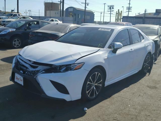 4T1B21HKXJU509100 - 2018 TOYOTA CAMRY HYBR WHITE photo 2