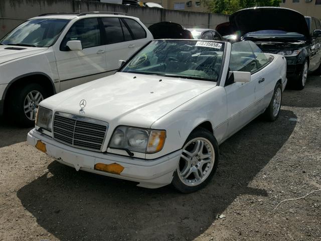 WDBEA66E1SC187998 - 1995 MERCEDES-BENZ E 320 WHITE photo 2