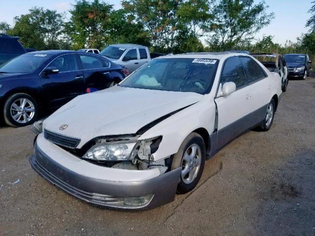 JT8BF28GXW5015765 - 1998 LEXUS ES 300 WHITE photo 2