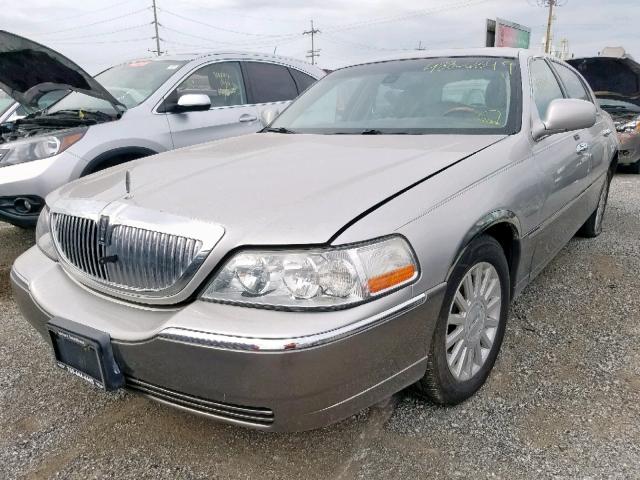 1LNHM82W03Y684279 - 2003 LINCOLN TOWN CAR S SILVER photo 2