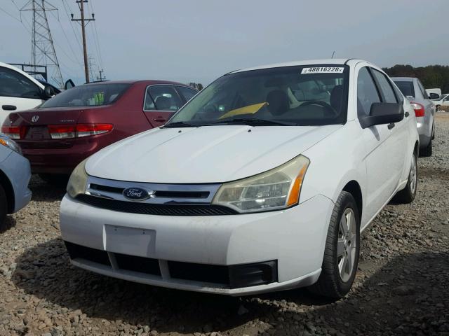 1FAHP34N38W227414 - 2008 FORD FOCUS S/SE WHITE photo 2