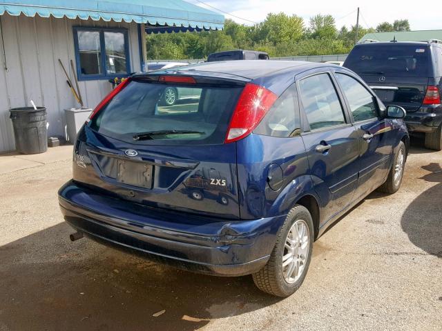 3FAHP37334R116143 - 2004 FORD FOCUS ZX5 BLUE photo 4