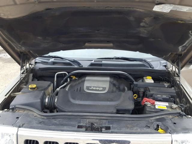 1J8HG58236C275640 - 2006 JEEP COMMANDER GOLD photo 7