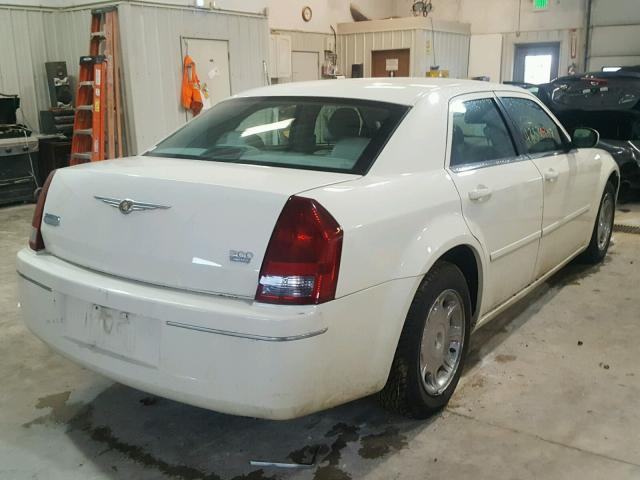 2C3JA53G45H612619 - 2005 CHRYSLER 300 TOURIN WHITE photo 4