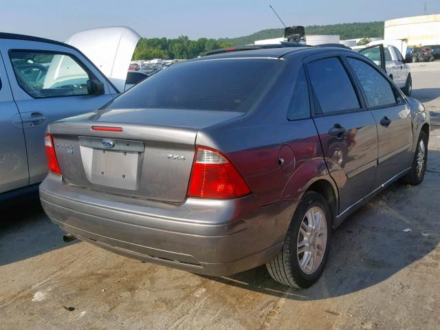 1FAFP34NX6W225129 - 2006 FORD FOCUS ZX4 GRAY photo 4