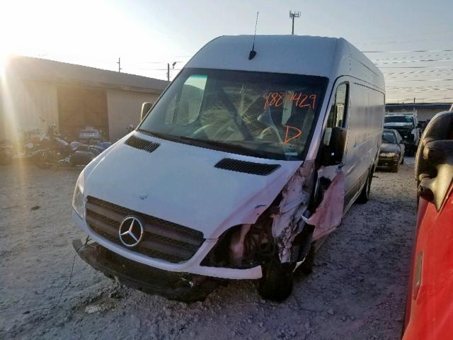 WD3PE8CB2B5584154 - 2011 MERCEDES-BENZ SPRINTER 2 WHITE photo 2