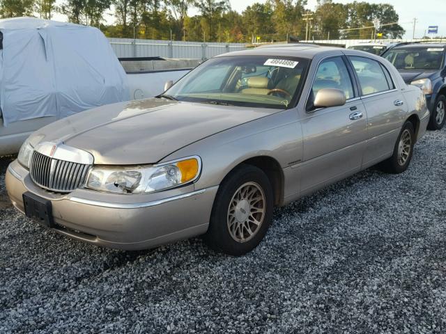 1LNHM82W92Y665731 - 2002 LINCOLN TOWN CAR S GOLD photo 2