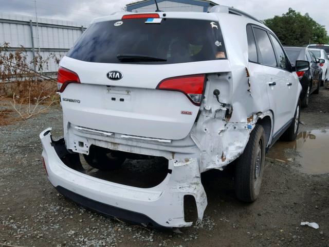 5XYKT3A61EG539412 - 2014 KIA SORENTO LX WHITE photo 4