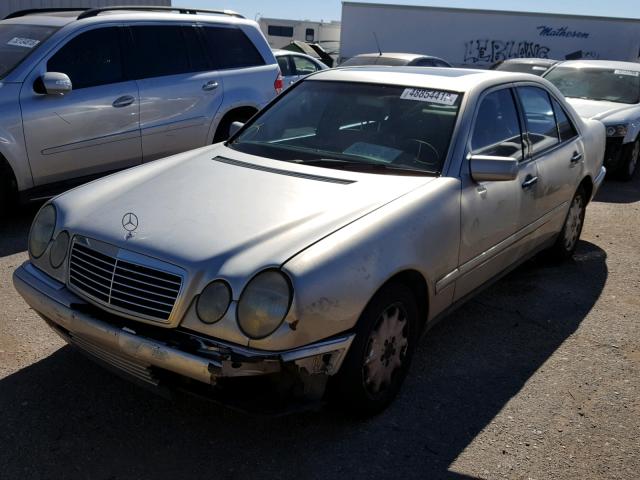 WDBJF65FXWA686634 - 1998 MERCEDES-BENZ E 320 SILVER photo 2