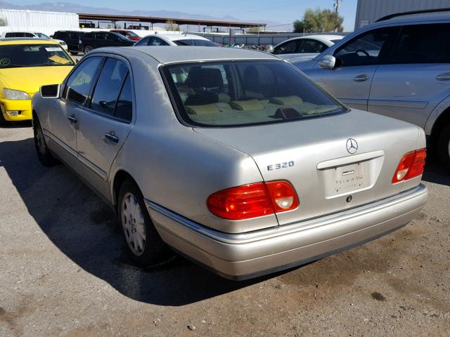 WDBJF65FXWA686634 - 1998 MERCEDES-BENZ E 320 SILVER photo 3