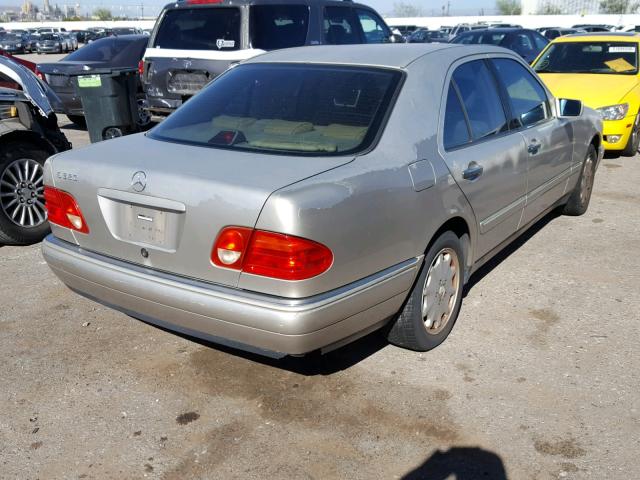 WDBJF65FXWA686634 - 1998 MERCEDES-BENZ E 320 SILVER photo 4