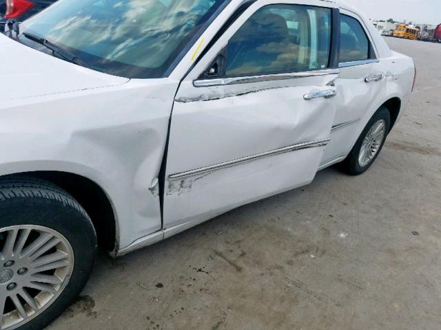 2C3CA5CV2AH325670 - 2010 CHRYSLER 300 TOURIN WHITE photo 9