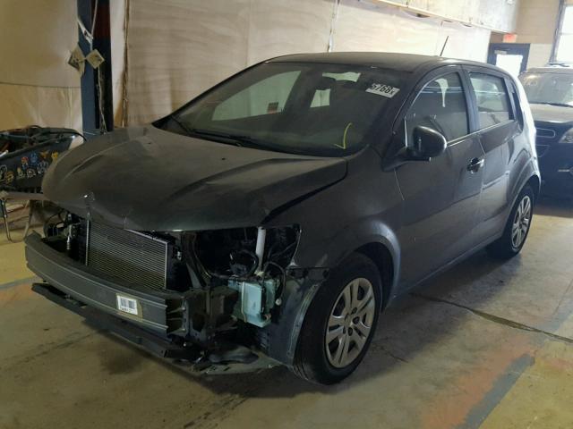 1G1JG6SH3J4104040 - 2018 CHEVROLET SONIC GRAY photo 2