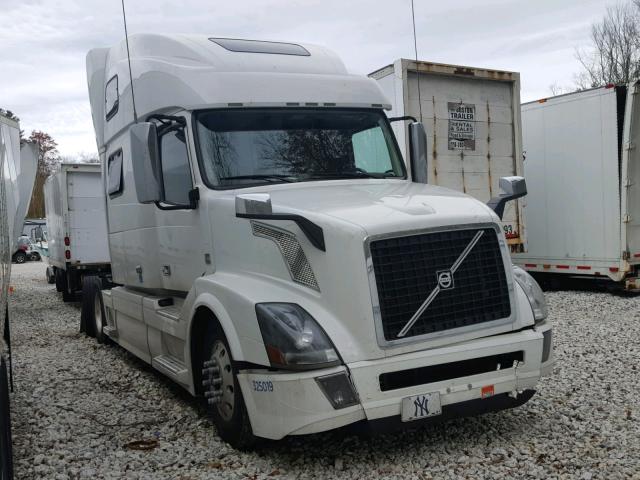 4V4NC9EHXHN983174 - 2017 VOLVO VN VNL WHITE photo 1