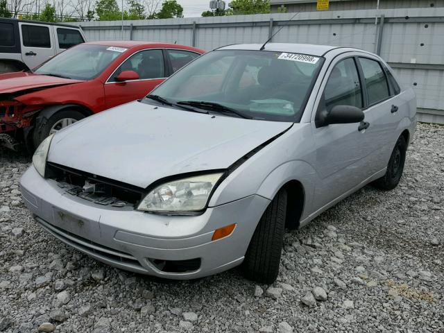 1FAFP34N07W334619 - 2007 FORD FOCUS ZX4 SILVER photo 2