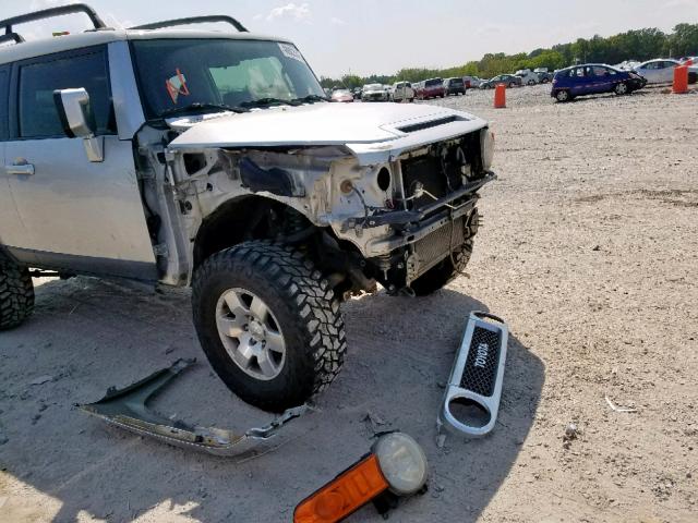 JTEBU11F170076466 - 2007 TOYOTA FJ CRUISER SILVER photo 9