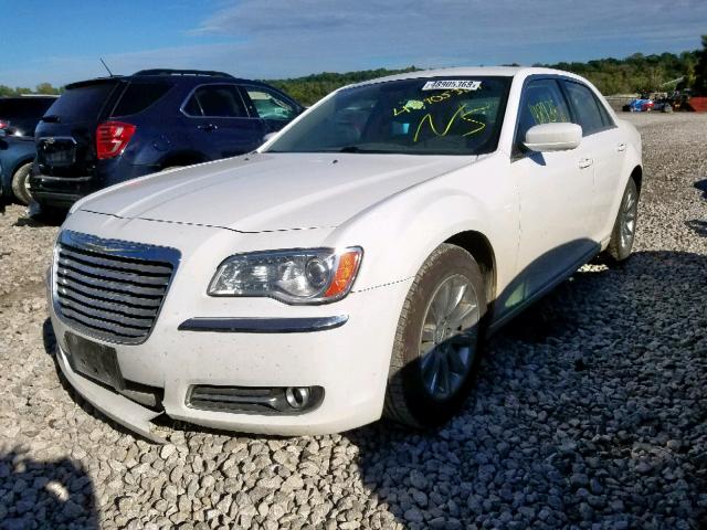 2C3CCAAG0DH665265 - 2013 CHRYSLER 300 WHITE photo 2