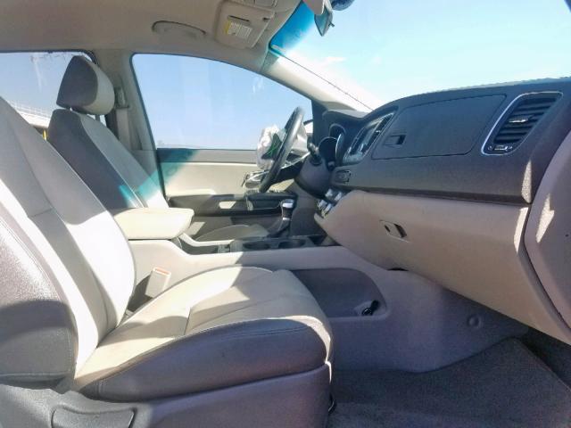 KNDMB5C13H6254565 - 2017 KIA SEDONA LX WHITE photo 5