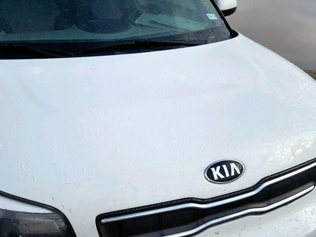 KNDJN2A25H7438842 - 2017 KIA SOUL WHITE photo 9