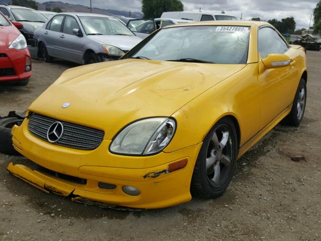 WDBKK65FX1F204935 - 2001 MERCEDES-BENZ SLK 320 YELLOW photo 2