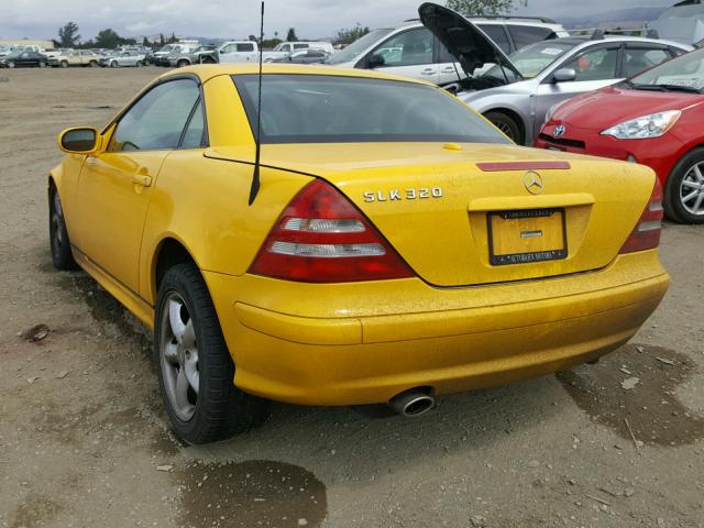 WDBKK65FX1F204935 - 2001 MERCEDES-BENZ SLK 320 YELLOW photo 3