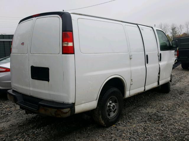 1GTHG35C881103238 - 2008 GMC SAVANA G35 WHITE photo 4