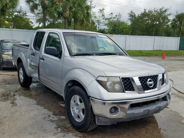 1N6AD07U36C425606 - 2006 NISSAN FRONTIER C SILVER photo 1