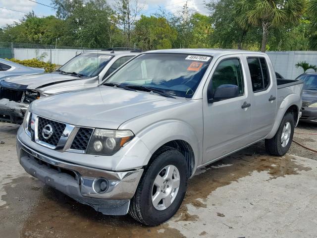 1N6AD07U36C425606 - 2006 NISSAN FRONTIER C SILVER photo 2