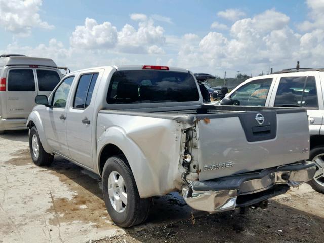 1N6AD07U36C425606 - 2006 NISSAN FRONTIER C SILVER photo 3