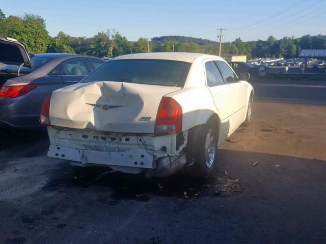 2C3JA53G25H623957 - 2005 CHRYSLER 300 TOURIN WHITE photo 4