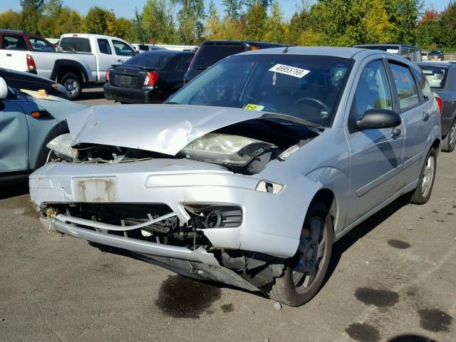 3FAFP37N65R100920 - 2005 FORD FOCUS ZX5 SILVER photo 2