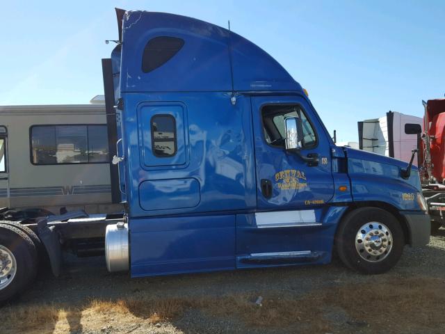 1FUJGLDR1DSBV4894 - 2013 FREIGHTLINER CASCADIA 1 BLUE photo 9