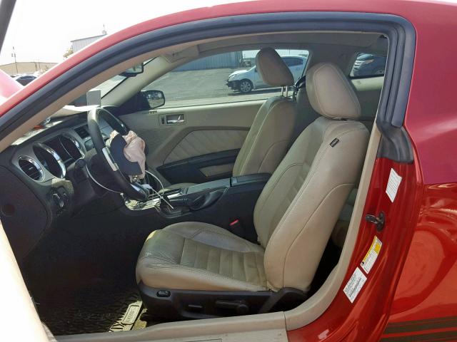 1ZVBP8AM8B5109698 - 2011 FORD MUSTANG RED photo 5