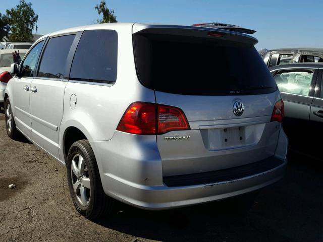 2V8HW34119R558808 - 2009 VOLKSWAGEN ROUTAN SE SILVER photo 3