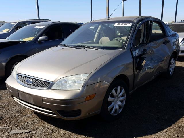 1FAFP34N85W176365 - 2005 FORD FOCUS ZX4 TAN photo 2