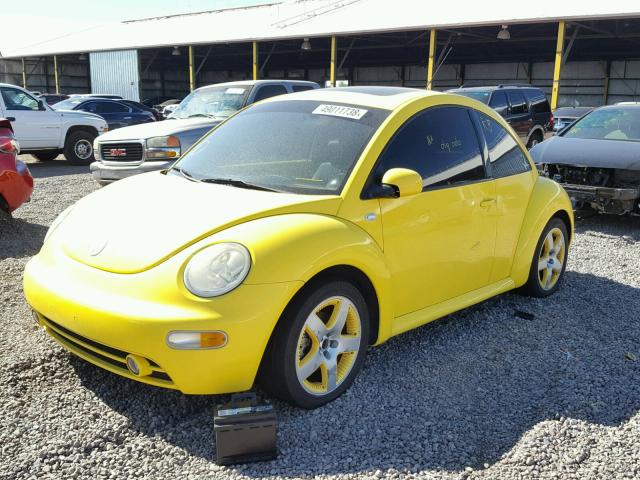 3VWCD21CX2M454629 - 2002 VOLKSWAGEN NEW BEETLE YELLOW photo 2