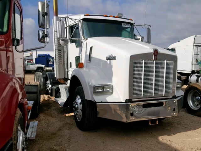 1XKDP40X1BJ281728 - 2011 KENWORTH CONSTRUCTI WHITE photo 1