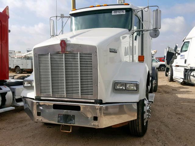 1XKDP40X1BJ281728 - 2011 KENWORTH CONSTRUCTI WHITE photo 2