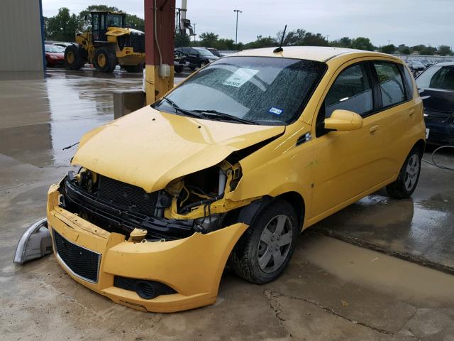 KL1TD66E09B611159 - 2009 CHEVROLET AVEO LS YELLOW photo 2