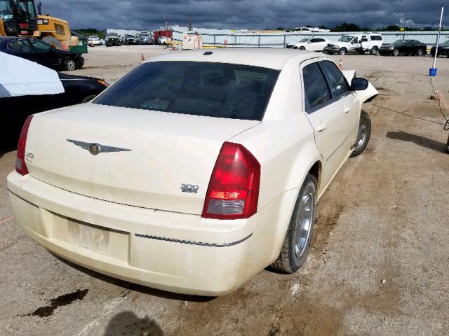 2C3KA53G36H519628 - 2006 CHRYSLER 300 TOURIN WHITE photo 4