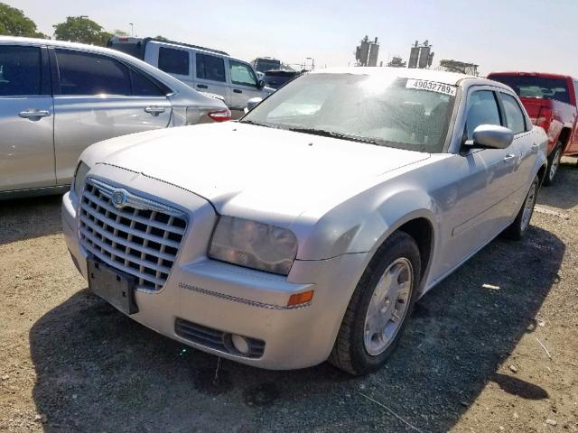 2C3JA53G25H672821 - 2005 CHRYSLER 300 TOURIN SILVER photo 2