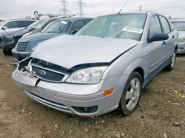 1FAFP34N75W227810 - 2005 FORD FOCUS ZX4 SILVER photo 2