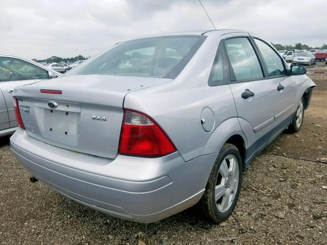 1FAFP34N75W227810 - 2005 FORD FOCUS ZX4 SILVER photo 4