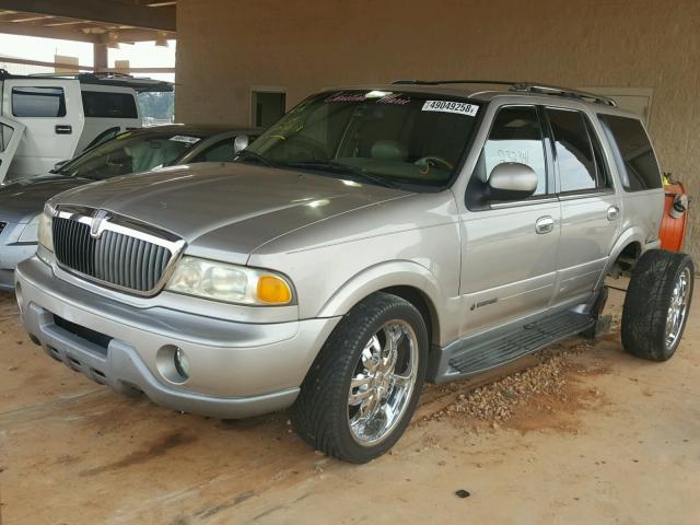 5LMRU27A3YLJ07889 - 2000 LINCOLN NAVIGATOR Күміс фото 2