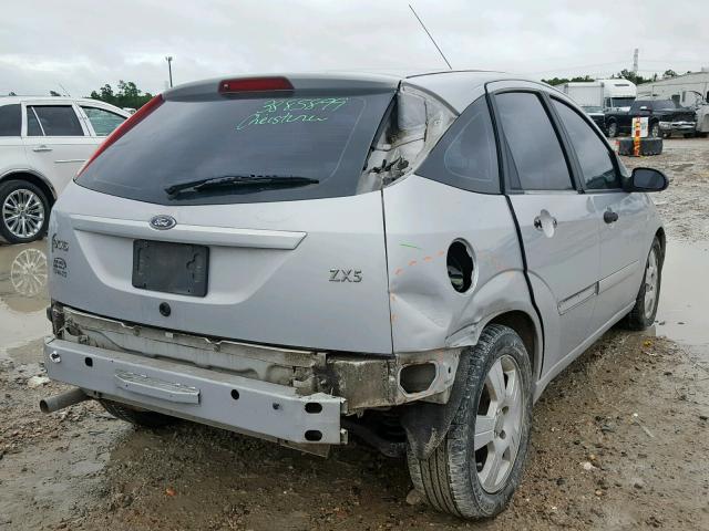 3FAFP37393R159956 - 2003 FORD FOCUS ZX5 SILVER photo 4