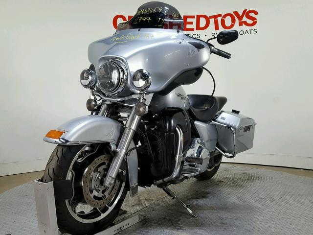 1HD1FMM15AB652744 - 2010 HARLEY-DAVIDSON FLHTP SILVER photo 4