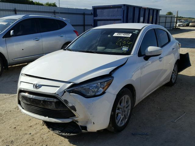 3MYDLBYVXJY308936 - 2018 TOYOTA YARIS IA WHITE photo 2